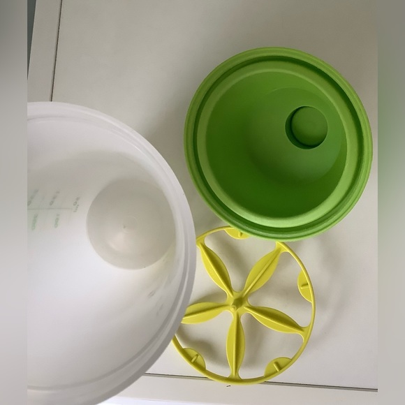 EUC Tupperware Quick Shaker 2 cup - Picture 8 of 9